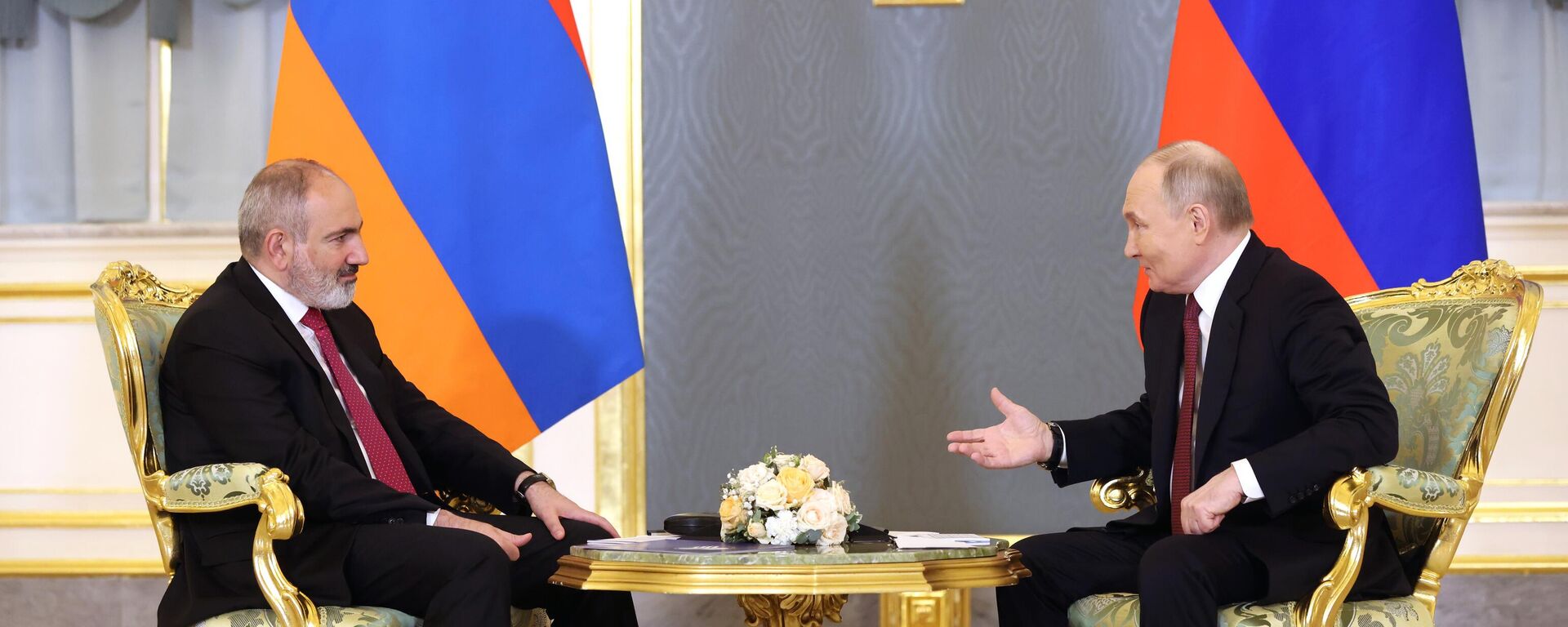 Russian President Vladimir Putin meets with Armenian Prime Minister Nikol Pashinyan, left, at the Moscow Kremlin, in Moscow, Russia, May 8, 2024 - Sputnik International, 1920, 09.05.2024