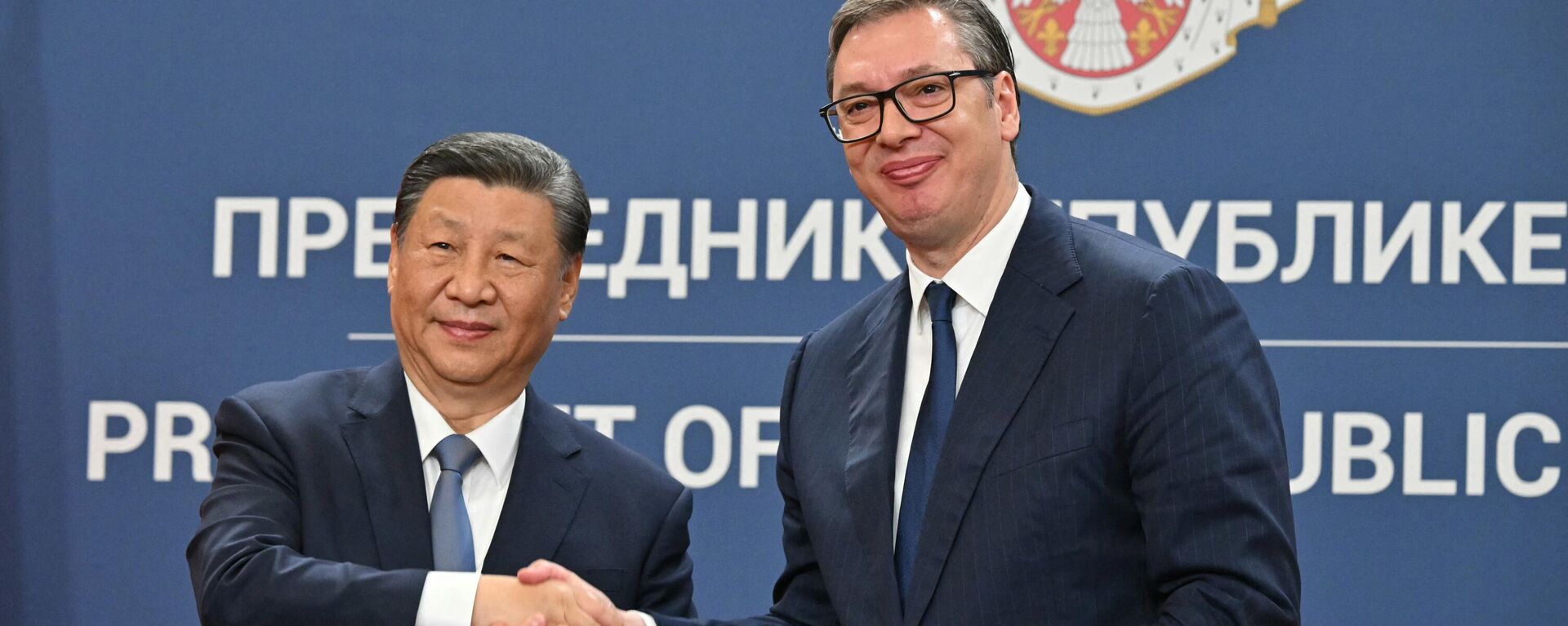 Chinese President Xi Jinping (L) and Serbian President Aleksandar Vucic (R) shake hands after signing bilateral documents during a meeting in Belgrade, on May 8, 2024 - Sputnik International, 1920, 08.05.2024