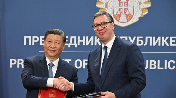 Chinese President Xi Jinping (L) and Serbian President Aleksandar Vucic (R) shake hands after signing bilateral documents during a meeting in Belgrade, on May 8, 2024 - Sputnik International
