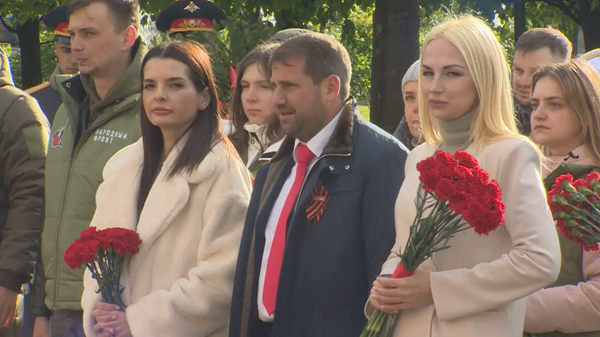 Screengrab of Sputnik video showing the head of Moldova's Gagauz autonomous region Evgenia Gutsul and the leader of the Moldovan opposition 'Shor' party Ilan Shor laying flowers at the Tomb of the Unknown Soldier in Alexander Garden, Moscow, Russia - Sputnik International