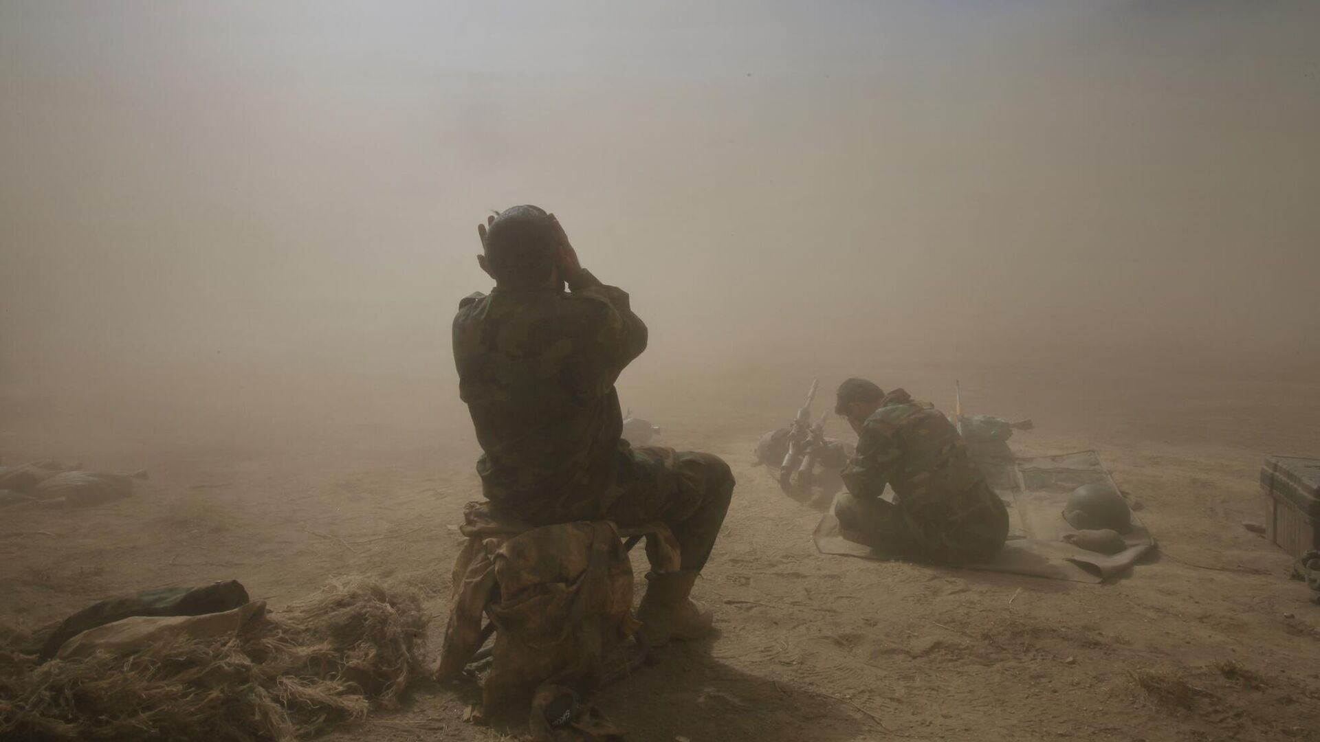 Afghan National Army soldiers protect their faces from flying dust as a helicopter takes off from a U.S. army base in the Pech Valley of Afghanistan's Kunar province Sunday, Nov. 1, 2009 - Sputnik International, 1920, 09.05.2024