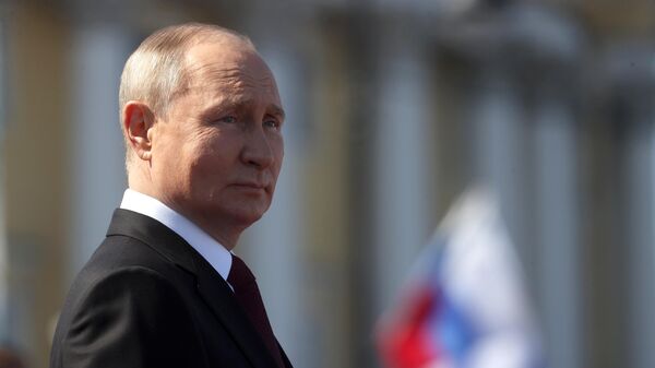 Russian President Vladimir Putin attends a parade marking Navy Day in St. Petersburg, Russia. - Sputnik International