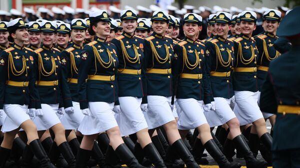 Курсантки военного университета Министерства обороны на военном параде на Красной площади  - Sputnik International