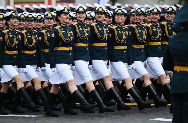 Female cadets of the military university of the Ministry of Defense marching across Red Square during the Victory Day parade. - Sputnik International