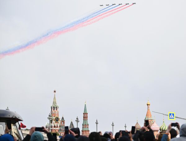 Su-25 fighter jets during the airborne part of the military parade on Red Square. - Sputnik International