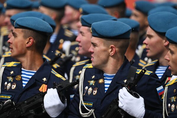 Cadets of the Ryazan Guards Higher Airborne Command School named after Army General Margelov at the military parade on Moscow&#x27;s Red Square. - Sputnik International