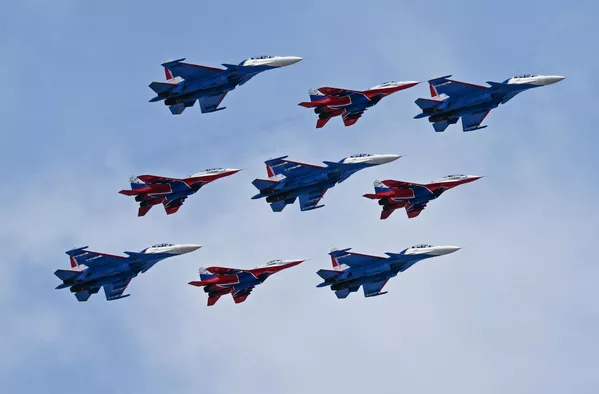 The Cuban Diamond formation consisting of highly maneuverable Su-30 and MiG-29 fighter jets from the Russian Air Force's aerobatic teams, the Russkiye Vityazi (Russian Knights), over Red Square. - Sputnik International