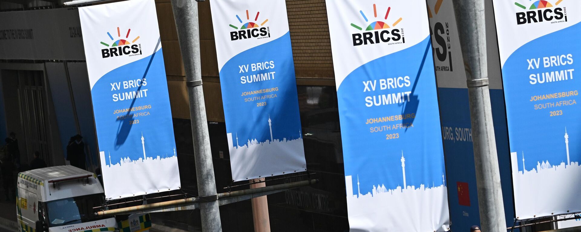 بنرهایی با آرم BRICS در اجلاس آفریقای جنوبی در سال 2023.  - اسپوتنیک بین المللی، 1920، 05/09/2024