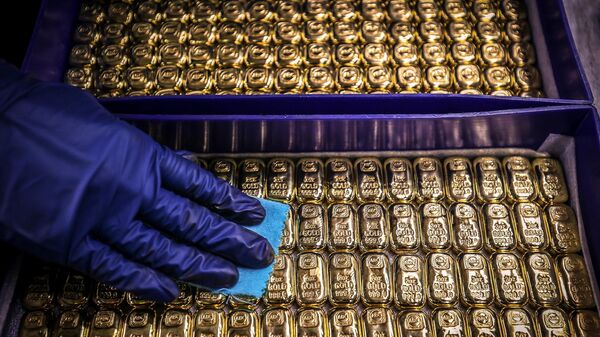A worker polishes gold bullion bars at the ABC Refinery in Sydney. File photo. - Sputnik International