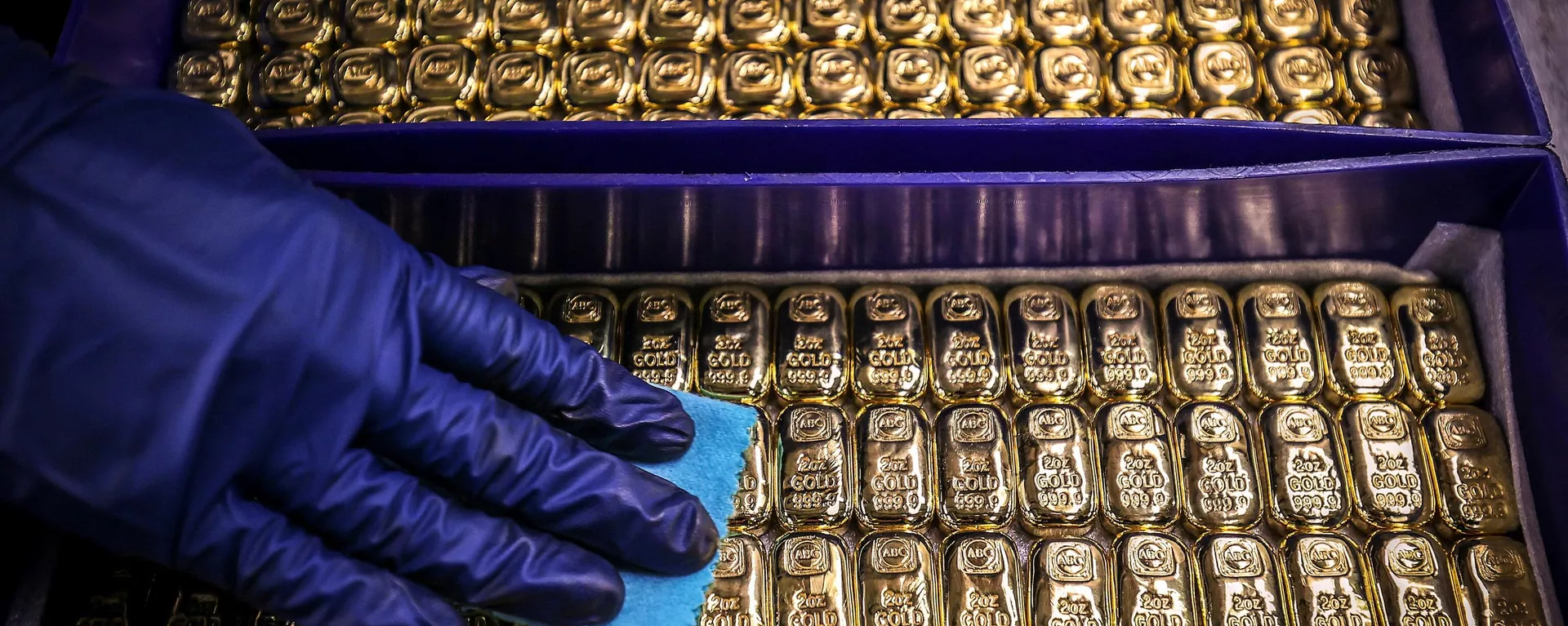 A worker polishes gold bullion bars at the ABC Refinery in Sydney. File photo. - Sputnik International, 1920, 09.05.2024