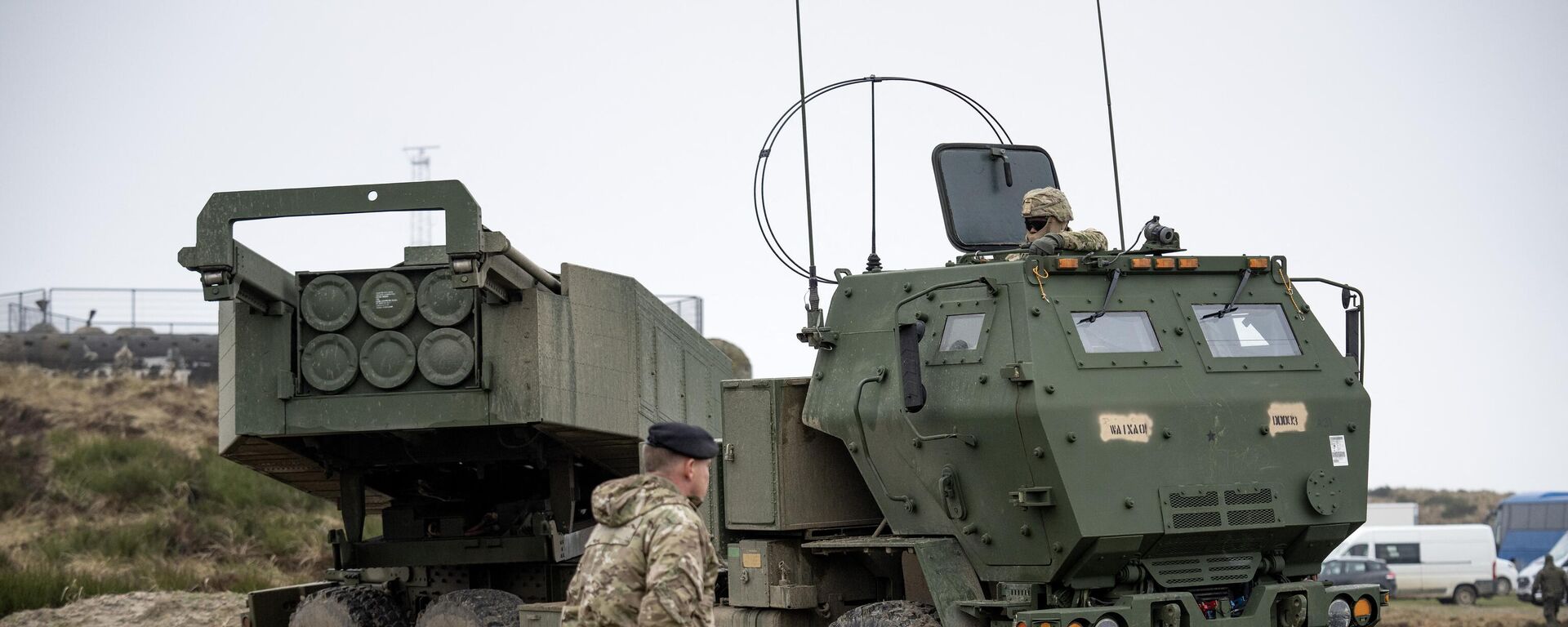 A soldier walks in front of a M142 HIMARS High Mobility Artillery Rocket System during the Dynamic Front military exercise led by the United States at the Oksboel Training and Shooting Range in Oksbol, Denmark on March 30, 2023. - Sputnik International, 1920, 24.05.2024