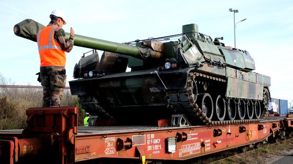 French soldiers load French Main battle tank (MBT) Leclerc on a train at the military base of Mourmelon-le-Grand, north-east of France, on November 8, 2022. - Sputnik International