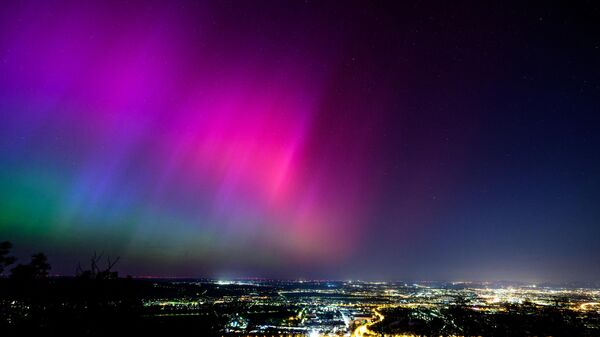 Северное сияние освещает ночное небо над Веной, Австрия - Sputnik International
