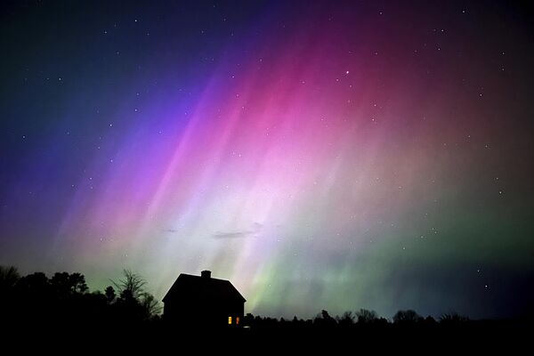 The northern lights flare in the sky over a farmhouse in Brunswick, Maine, United States. - Sputnik International