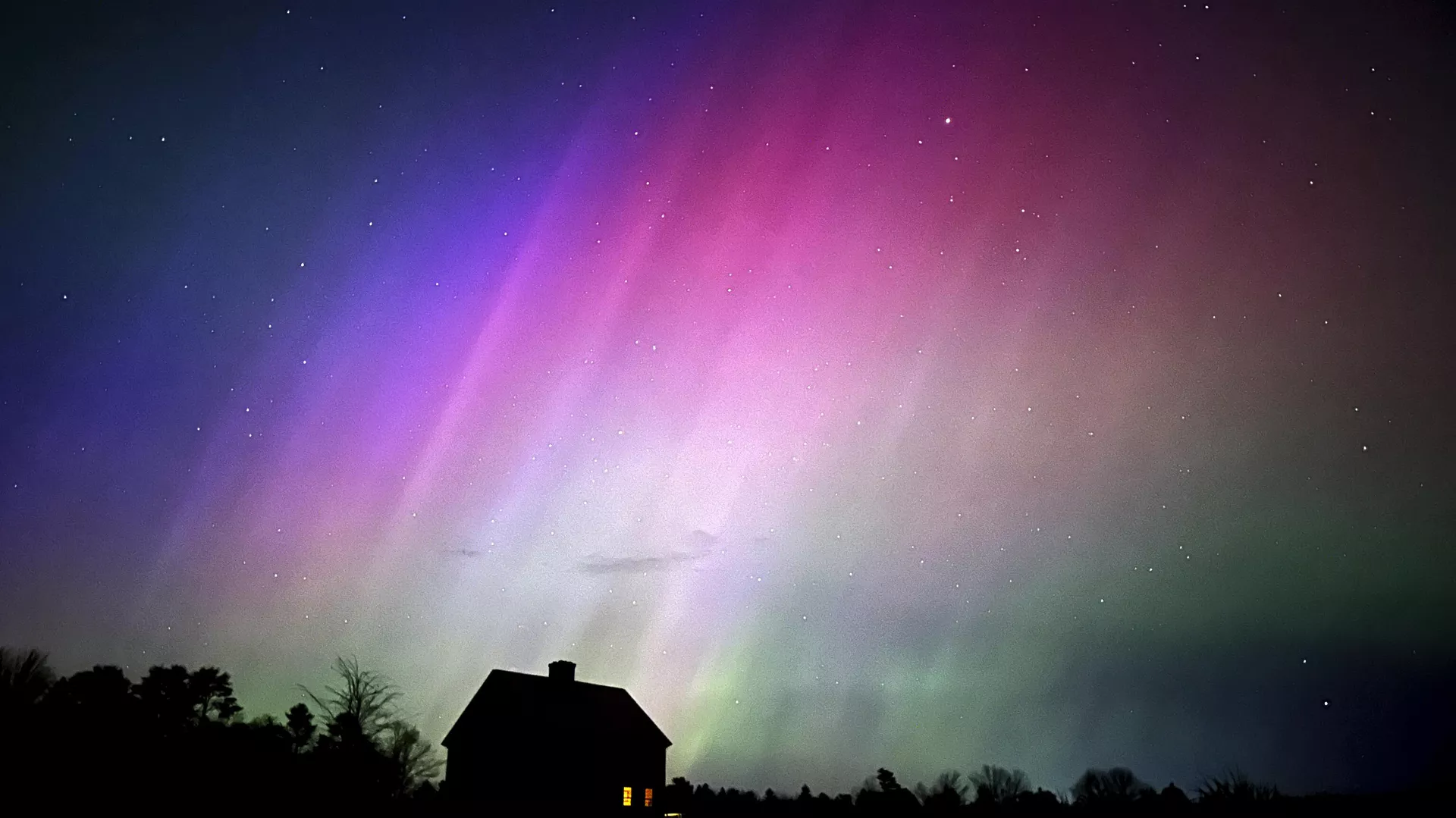 Stunning Northern Lights Display in US, Canada Following Rare Solar Eruption