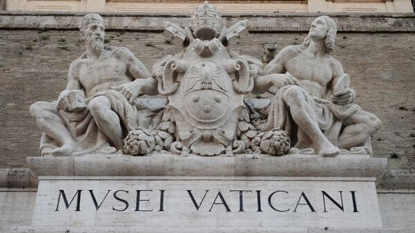 The sculpture composition portraing Michelangelo and Raphael over the entrance to the Vatican Museums. - Sputnik International