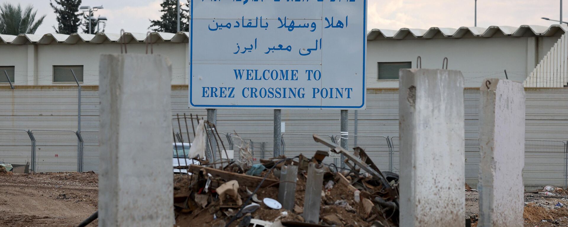 This photograph taken on January 3, 2024 shows a board at the Erez border crossing between southern Israel and the Gaza Strip after the attacks by Hamas movement on October 7 - Sputnik International, 1920, 13.05.2024