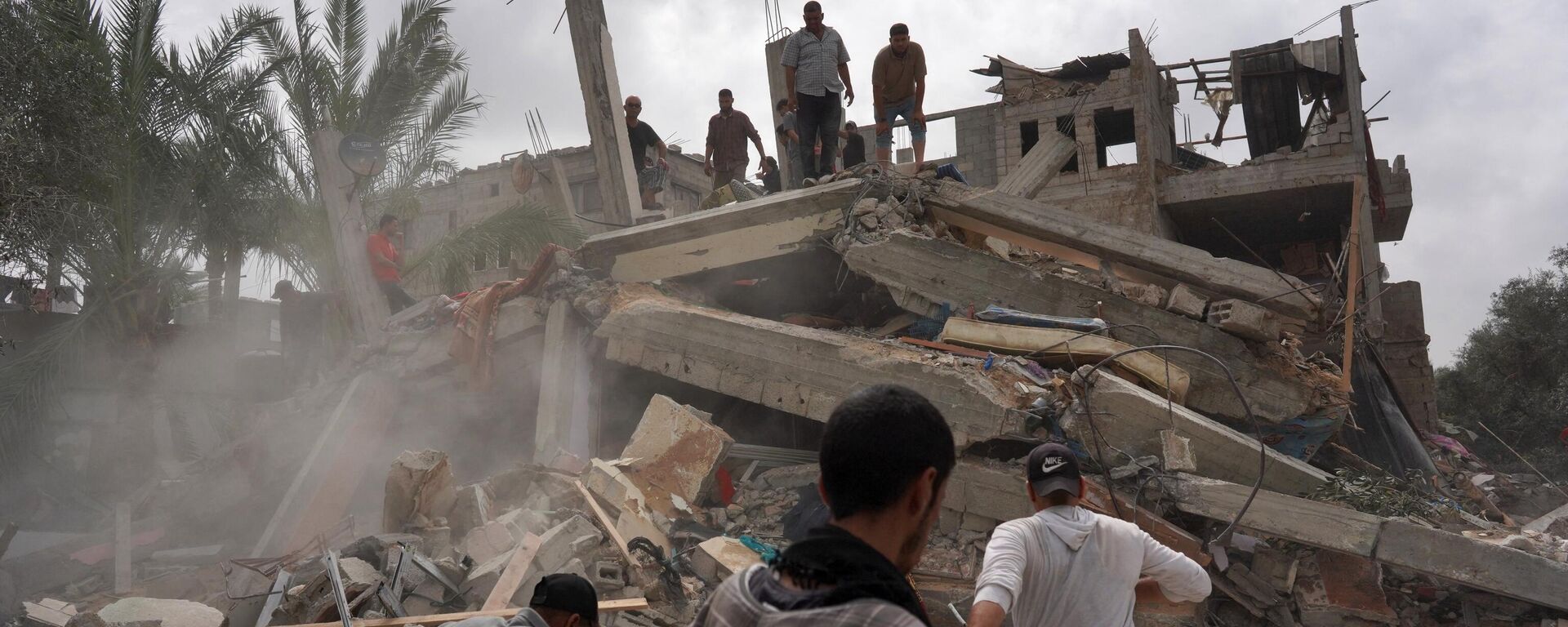 Palestinians check the rubble of a residential building destroyed in an Israeli strike in  Al-Zawayda in the central Gaza Strip on May 11, 2024, amid the ongoing conflict between Israel and the Hamas movement.  - Sputnik International, 1920, 14.05.2024