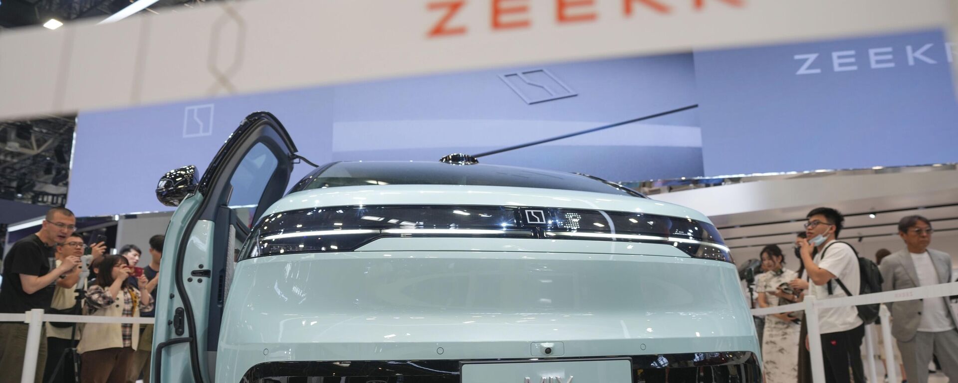 Visitors look at a Zeekr Mix car during the China Auto Show in Beijing, China, Friday, April 26, 2024.  - Sputnik International, 1920, 14.05.2024