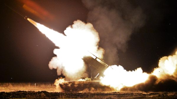 Russian servicemen fire a TOS-1A Solntsepyok multiple rocket launcher  - Sputnik International
