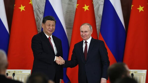 Russian President Vladimir Putin, right, and Chinese President Xi Jinping shake hands after speaking to the media during a signing ceremony following their talks at The Grand Kremlin Palace, in Moscow, Russia, March 21, 2023 - Sputnik International