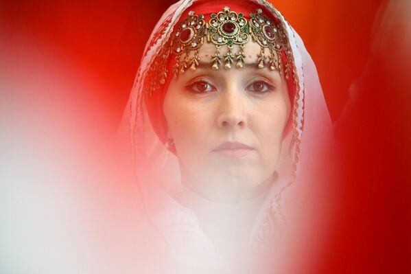 A woman in a traditional dress participating in the ongoing forum hosted in Russia's Tatartstan republic - Sputnik International