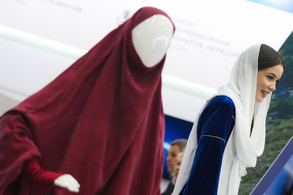 A mannequin displaying modest Islamic fashion garments at the Kazan Forum - Sputnik International