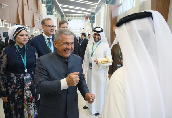 Rustam Minnikhanov, head of the Tatarstan region, greeting international delegates. - Sputnik International