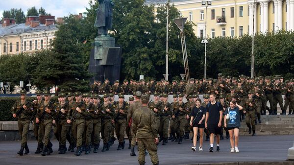 Cadets of the Mikhailov Military Artillery Academy march in front of a statue of the founder of the Soviet Union Vladimir Lenin in Saint Petersburg on August 29, 2023. (Photo by Olga MALTSEVA / AFP) - Sputnik International