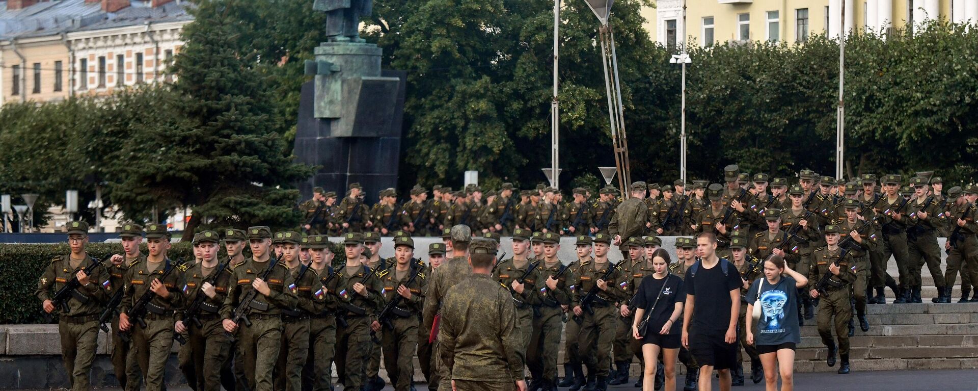 Cadets of the Mikhailov Military Artillery Academy march in front of a statue of the founder of the Soviet Union Vladimir Lenin in Saint Petersburg on August 29, 2023. (Photo by Olga MALTSEVA / AFP) - Sputnik International, 1920, 16.05.2024