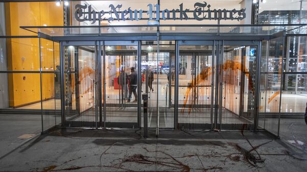 This photo shows The New York Times building entrance after being covered with red tint by Pro-Palestinian demonstrators as they march calling for a cease fire in Gaza, Friday, Nov. 10, 2023, in New York. (AP Photo/Eduardo Munoz Alvarez) - Sputnik International