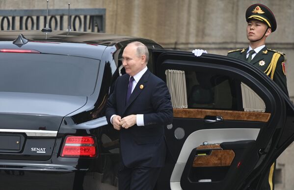 Vladimir Putin exits the car before the official meeting - Sputnik International