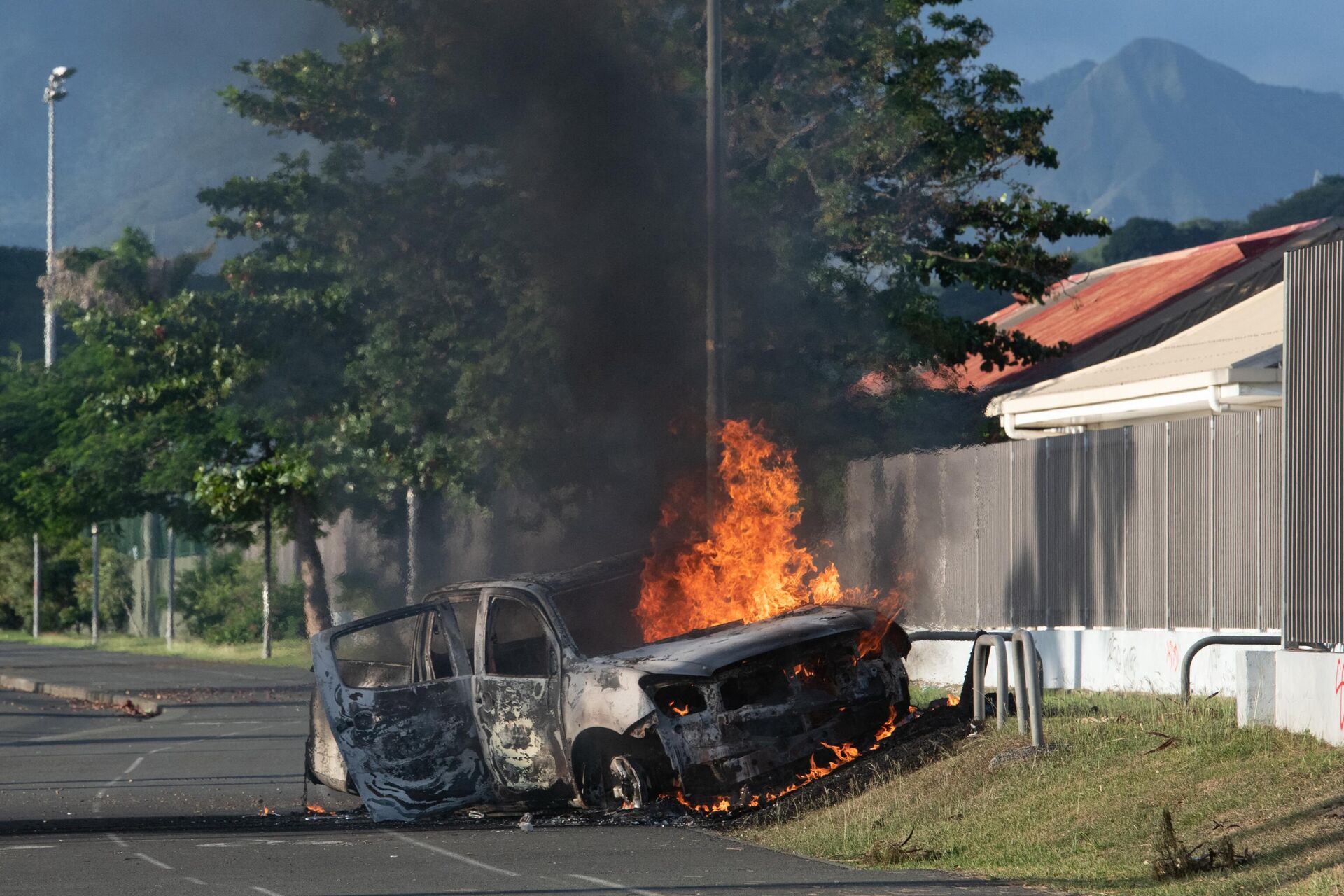 The Normandie provincial road, outside Noumea on May 16, 2024, amid protests linked to a debate on a constitutional bill aimed at enlarging the electorate for upcoming elections of the overseas French territory of New Caledonia. - Sputnik International, 1920, 16.05.2024