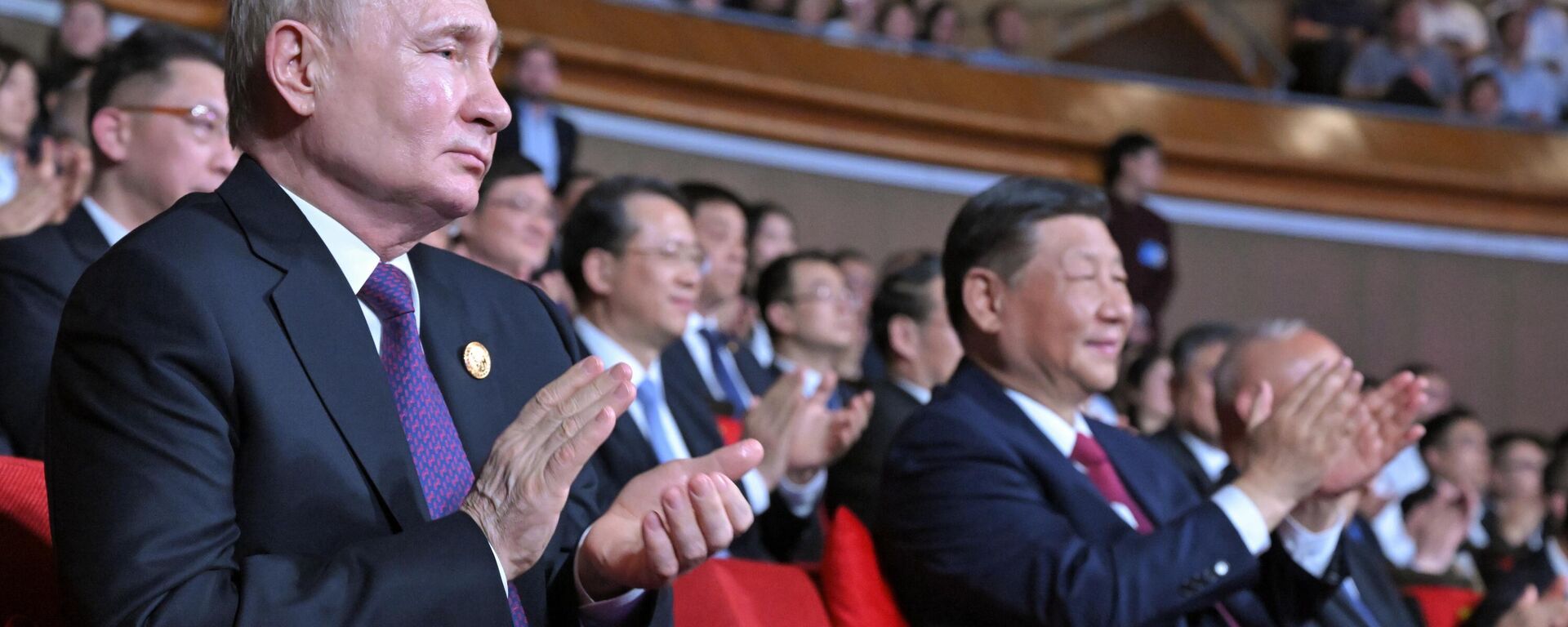 Presidents Putin and Xi applaud during a concert in Beijing May 16 dedicated to the 75th anniversary of diplomatic ties between Russia and the People's Republic of China. - Sputnik International, 1920, 16.05.2024