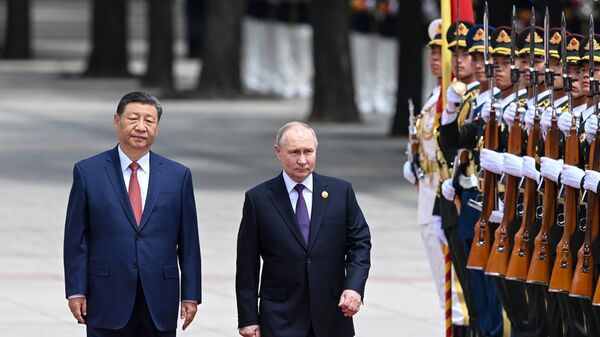 Russian President Vladimir Putin attends a welcome ceremony with Chinese President Xi Jinping outside the Great Hall of the People in Beijing, China. - Sputnik International