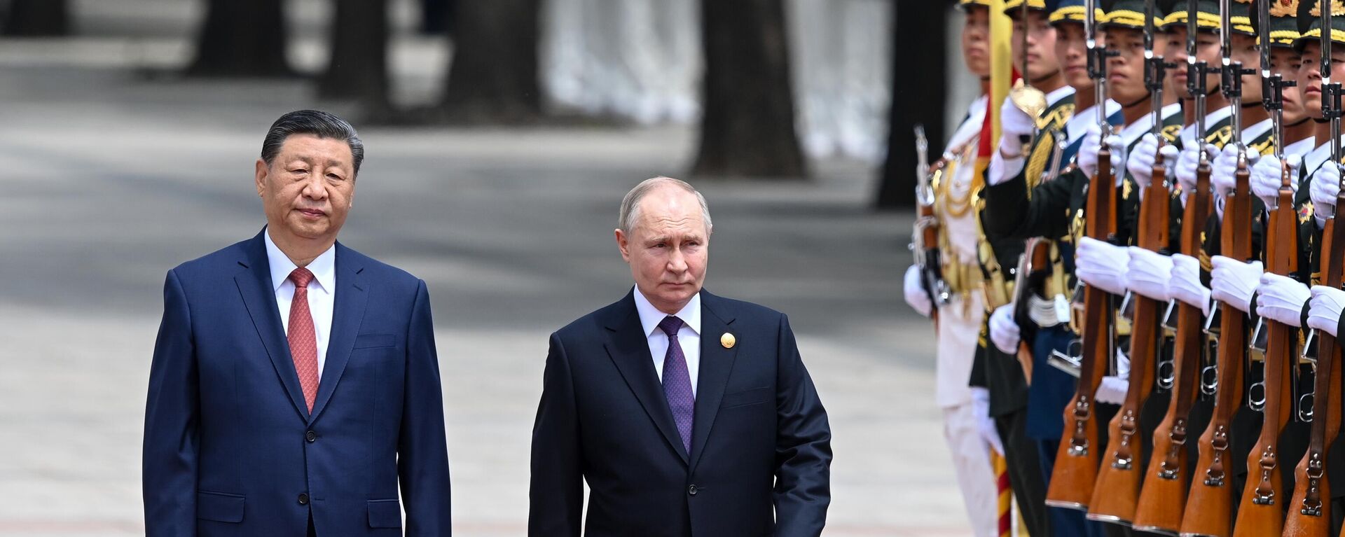 Russian President Vladimir Putin attends a welcome ceremony with Chinese President Xi Jinping outside the Great Hall of the People in Beijing, China. - Sputnik International, 1920, 21.01.2025