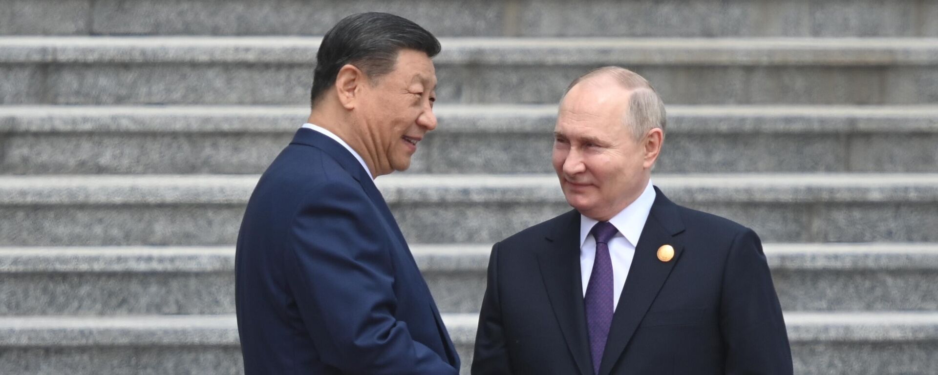 Russian President Vladimir Putin shake hands with Chinese President Xi Jinping during a welcome ceremony outside the Great Hall of the People in Beijing, China. - Sputnik International, 1920, 26.08.2025