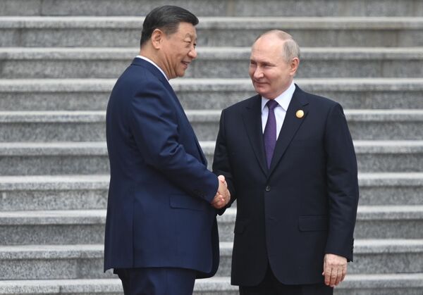 President Putin shakes hands with Chinese leaders Xi Jinping during a welcome ceremony outside the Great Hall of the People in Beijing. - Sputnik International
