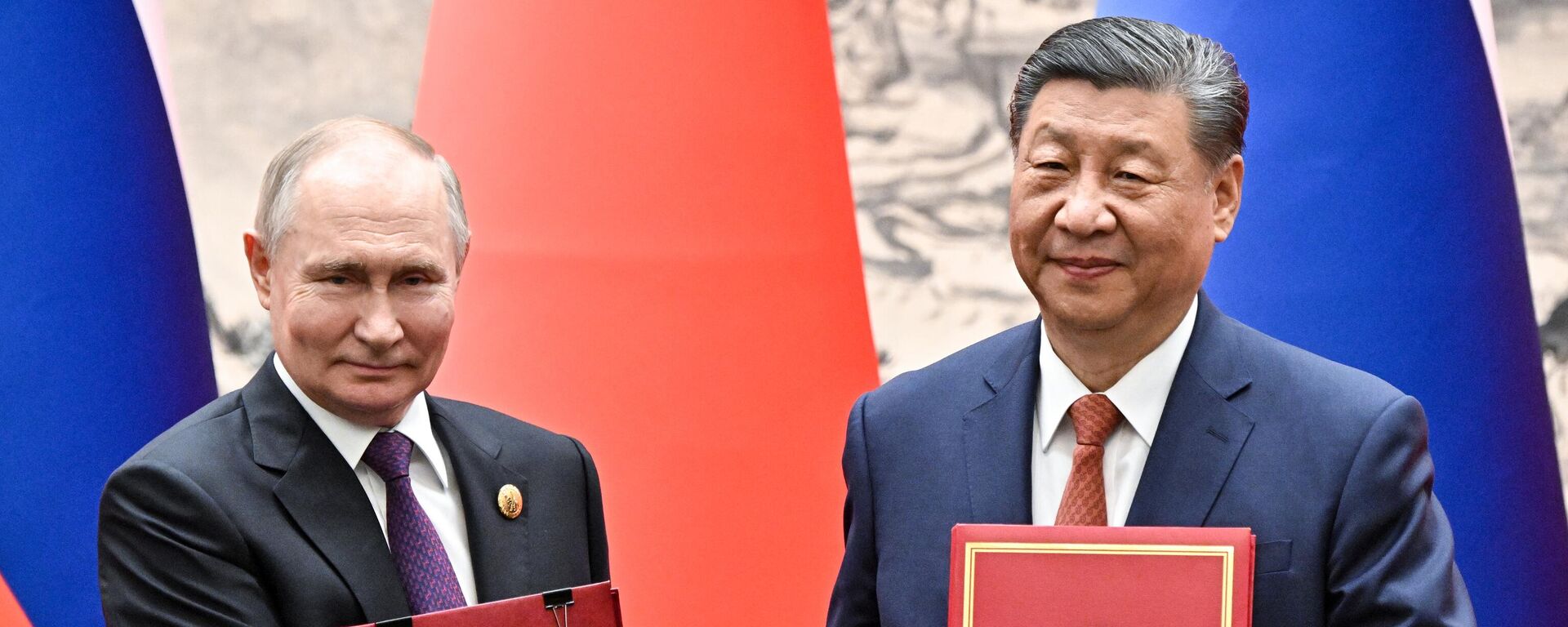 Russian President Vladimir Putin and Chinese President Xi Jinping attend a signing ceremony following a meeting in expanded format at the Great Hall of the People in Beijing, China. Russian President Vladimir Putin and Chinese President Xi Jinping attend a signing ceremony following a meeting in expanded format at the Great Hall of the People in Beijing, China. - Sputnik International, 1920, 06.12.2024