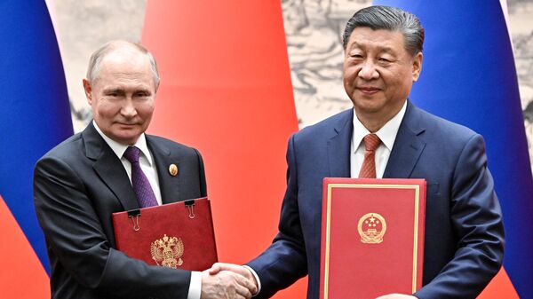 Russian President Vladimir Putin and Chinese President Xi Jinping attend a signing ceremony following a meeting in expanded format at the Great Hall of the People in Beijing, China. - Sputnik International