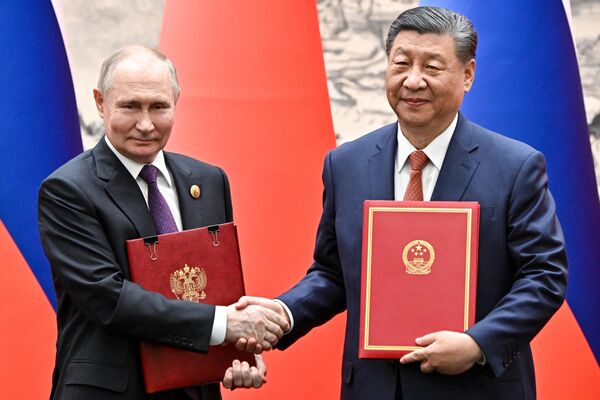 Vladimir Putin and Xi Jinping attend a signing ceremony following an expanded-format meeting. - Sputnik International