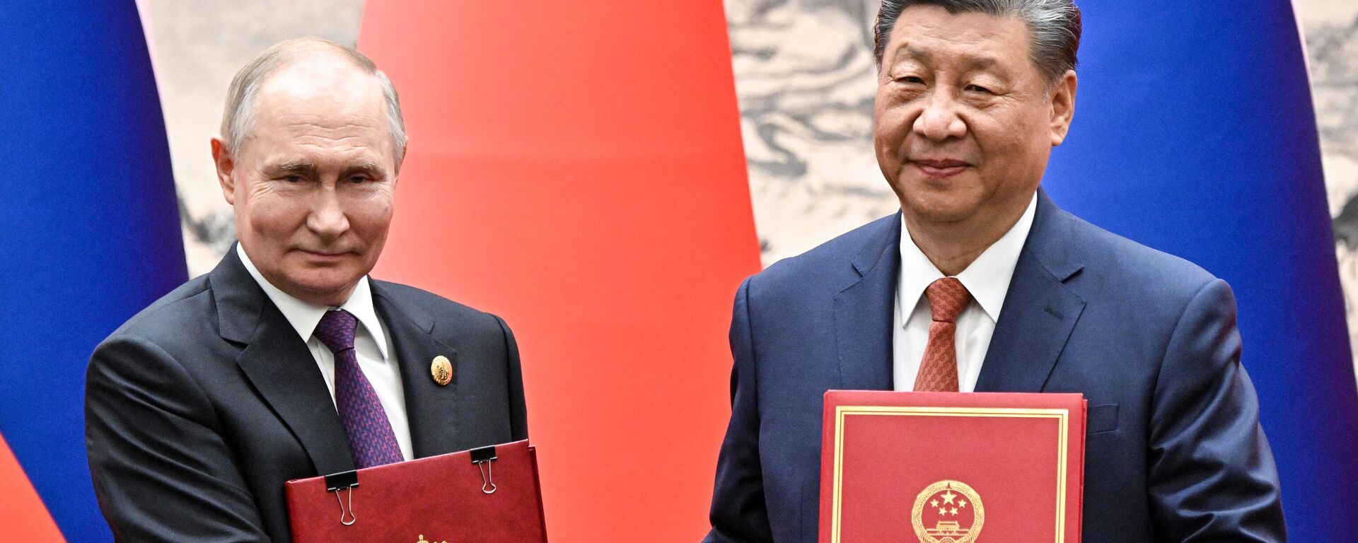 Russian President Vladimir Putin and Chinese President Xi Jinping attend a signing ceremony following a meeting in expanded format at the Great Hall of the People in Beijing, China. - Sputnik International, 1920, 17.05.2024