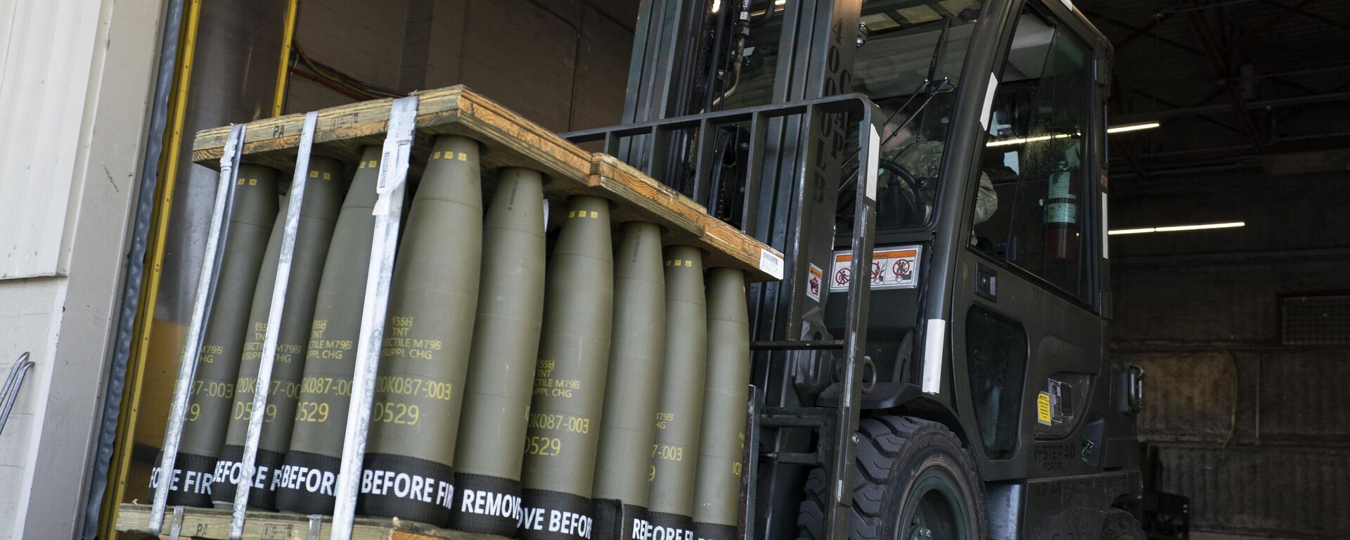 Airmen with the 436th Aerial Port Squadron use a forklift to move 155 mm shells ultimately bound for Ukraine, Friday, April 29, 2022, at Dover Air Force Base, Del. - Sputnik International, 1920, 01.06.2024