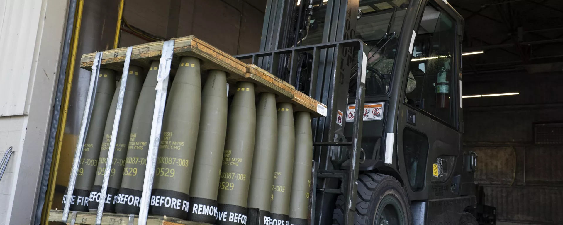 Airmen with the 436th Aerial Port Squadron use a forklift to move 155 mm shells ultimately bound for Ukraine, Friday, April 29, 2022, at Dover Air Force Base, Del. - Sputnik International, 1920, 06.11.2024