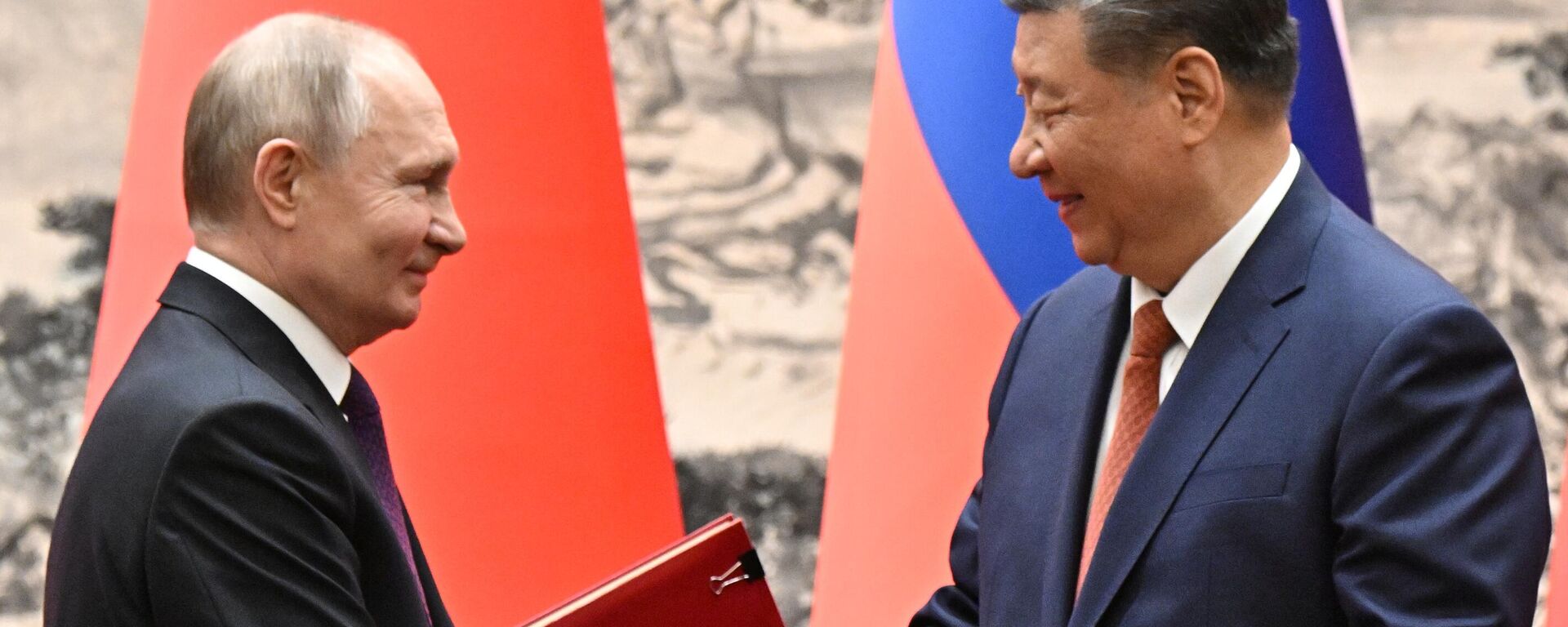 Russian President Vladimir Putin and Chinese President Xi Jinping. - Sputnik International, 1920, 17.05.2024