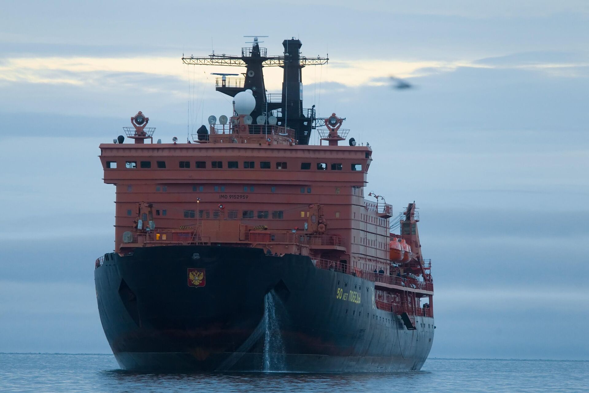 Fiftieth Anniversary of Victory nuclear powered icebreaker escorting the Baltica tanker of Sovcomflot along the Northern Sea Route from Murmansk to China's Ningbo harbor. - Sputnik International, 1920, 17.05.2024