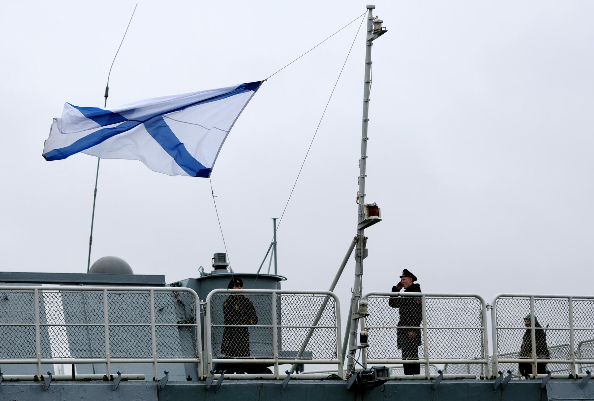 A Russian navy flag is raised on the Vice-Admiral Kulakov large anti-submarine ship in the town of Severomorsk, Murmansk region, Russia. - Sputnik International, 1920, 17.05.2024