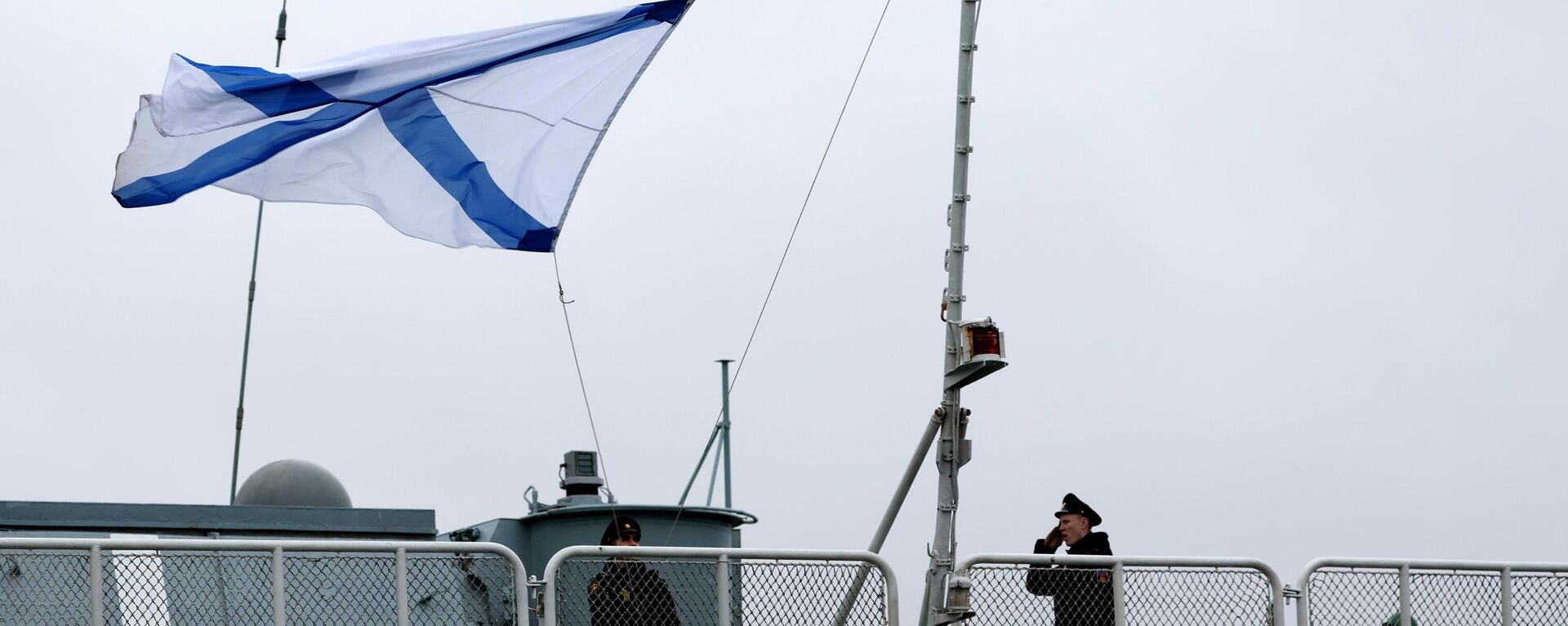 A Russian navy flag is raised on the Vice-Admiral Kulakov large anti-submarine ship in the town of Severomorsk, Murmansk region, Russia. - Sputnik International, 1920, 19.08.2024