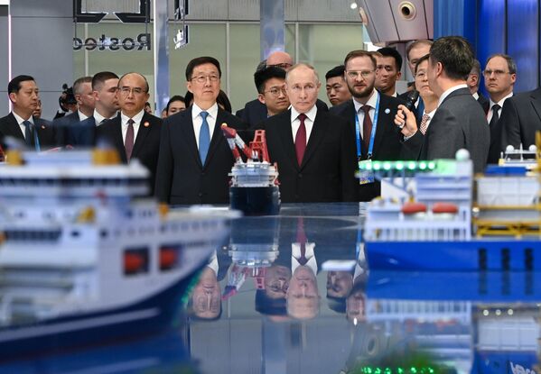 Russian president and Chinese VP tour the exhibition. - Sputnik International