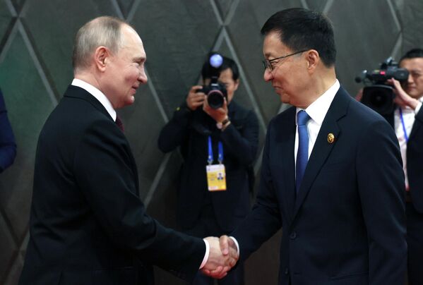 Putin is greeted by Chinese Vice President Han Zheng during the opening of the 8th Russia-China EXPO and the 4th Russia-China Forum on Interregional Cooperation. - Sputnik International
